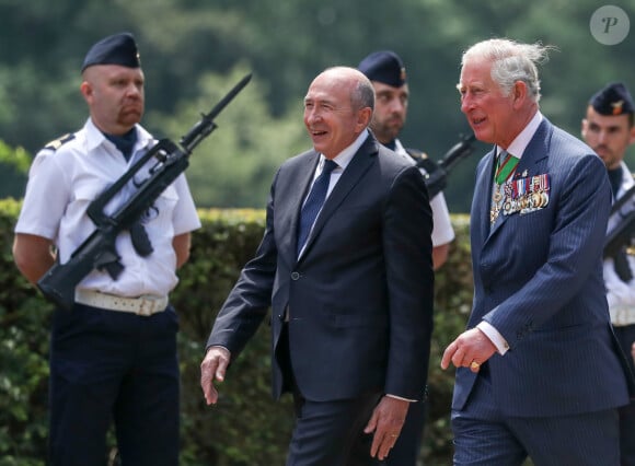 Ils ont participé à une cérémonie pour les commémorations du 8 mai 45, sur l'île du Souvenir, au parc de la Tête d'Or - Le prince Charles, prince de Galles et Camilla Parker Bowles, duchesse de Cornouailles en visite à Lyon le 8 mai 2018 avec Gérard Collomb. 
