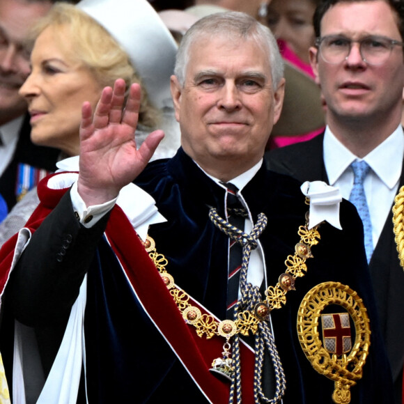 Sortie de la cérémonie de couronnement du roi d'Angleterre à l'abbaye de Westminster de Londres