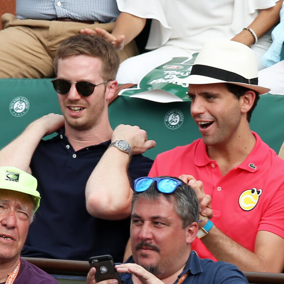 Le chanteur Mika et son compagnon Andy Dermanis - People dans les tribunes lors de la finale homme des Internationaux de Tennis de Roland-Garros à Paris le 11 juin 2017. © Dominique Jacovides-Cyril Moreau / Bestimage