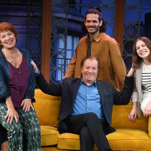 Une révélation suivie de plein d'autres.
Véronique Genest, Daniel Russo, Messaline Paillet, Edouard Collin - Filage de la pièce "Révélations" au théâtre de Passy à Paris le 17 novembre 2023. © Coadic Guirec/Bestimage