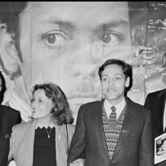 - ARCHIVES - HENRI VERNEUIL, JEANNE MOREAU, PATRICK DEWAERE ET MEL FERRER LORS DE LA PREMIERE DU FILM "MILLE MILLIARDS DE DOLLARS" A PARIS EN 1982