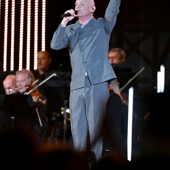 Le célèbre chanteur a ouvert les portes de sa maison au "Parisien".
Exclusif - Gaetan Roussel - Enregistrement de l'émission "Cannes chante le Cinéma" sur la célèbre plage Macé de Cannes, le 25 mai 2023 lors de la 76ème édition du Festival de Cannes le 25 mai 2023. 