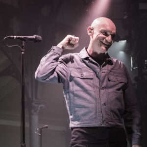 Gaëtan Roussel - Le groupe français Louise Attaque fête ses 25 ans de carrière en donnant une série de 6 concerts gratuits pour leur fan, en une journée, à L'Élysée Montmartre - Paris le 26/04/2022 - © Jack Tribeca / Bestimage 