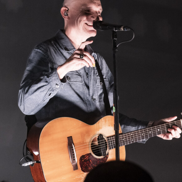 Gaëtan Roussel - Le groupe français Louise Attaque fête ses 25 ans de carrière en donnant une série de 6 concerts gratuits pour leur fan, en une journée, à L'Élysée Montmartre - Paris le 26/04/2022 - © Jack Tribeca / Bestimage 