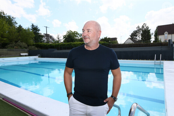 Exclusif - Sébastien Cauet inaugure la piscine municipale qui porte son nom le 11 juin 2022. © Claude Dubourg/Bestimage