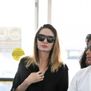 Angelina Jolie avec ses enfants Pax et Zahara à l'aéroport JFK de New York. Le 18 juillet 2023.