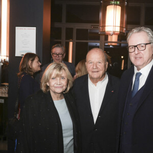 Exclusif - Luce Perrot, Marc Ladreit de Lacharrière, Richard Ferrand - 25 ans du Prix du Livre d'Economie au théatre Marigny à Paris le 27 novembre 2023. Lundi 27 novembre, la scène du Théâtre Marigny accueillait les 25 ans du Prix du Livre d'Economie, l'occasion d'une soirée exceptionnelle pour réunir tous ses acteurs depuis son origine et dévoiler en avant-première le n° spécial que la Revue des Deux Mondes lui a consacré. Pour célébrer cet anniversaire, de nombreuses personnalités politiques étaient au rendez-vous et notamment les principaux ministres ayant remis le Prix. Journalistes et personnalités littéraires étaient aussi présents pour rendre hommage à ces 25 dernières années. Créé en 1999 à l'initiative d'Erik Izraelewicz, de Luce Perrot et de Marc Ladreit de Lacharrière, président de Fimalac et membre de l'Institut, le Prix du Livre d'Économie est remis chaque année à l'occasion d'une journée spéciale, organisée au ministère de l'Économie et des Finances. Plus de six cents étudiants et lycéens y sont conviés et ont l'opportunité d'assister à des échanges de qualité avec des journalistes économiques, des parlementaires, des chefs d'entreprise ou encore des philosophes. Cette année, la 25e journée du Prix du Livre d'Économie aura lieu le mercredi 13 décembre 2023. Présidé par Marc Ladreit de Lacharrière, le jury du Livre d'Économie est composé de journalistes économiques des grands titres de la presse nationale. © Jack Tribeca / Bestimage 