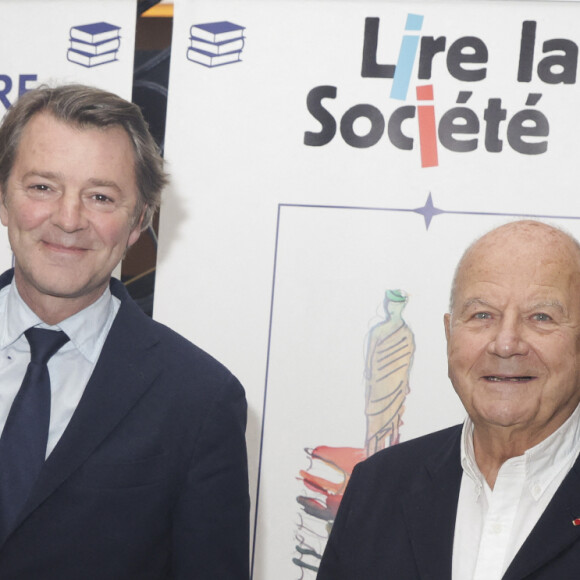 Exclusif - François Baroin, Marc Ladreit de Lacharrière - 25 ans du Prix du Livre d'Economie au théatre Marigny à Paris le 27 novembre 2023. Lundi 27 novembre, la scène du Théâtre Marigny accueillait les 25 ans du Prix du Livre d'Economie, l'occasion d'une soirée exceptionnelle pour réunir tous ses acteurs depuis son origine et dévoiler en avant-première le n° spécial que la Revue des Deux Mondes lui a consacré. Pour célébrer cet anniversaire, de nombreuses personnalités politiques étaient au rendez-vous et notamment les principaux ministres ayant remis le Prix. Journalistes et personnalités littéraires étaient aussi présents pour rendre hommage à ces 25 dernières années. Créé en 1999 à l'initiative d'Erik Izraelewicz, de Luce Perrot et de Marc Ladreit de Lacharrière, président de Fimalac et membre de l'Institut, le Prix du Livre d'Économie est remis chaque année à l'occasion d'une journée spéciale, organisée au ministère de l'Économie et des Finances. Plus de six cents étudiants et lycéens y sont conviés et ont l'opportunité d'assister à des échanges de qualité avec des journalistes économiques, des parlementaires, des chefs d'entreprise ou encore des philosophes. Cette année, la 25e journée du Prix du Livre d'Économie aura lieu le mercredi 13 décembre 2023. Présidé par Marc Ladreit de Lacharrière, le jury du Livre d'Économie est composé de journalistes économiques des grands titres de la presse nationale. © Jack Tribeca / Bestimage 