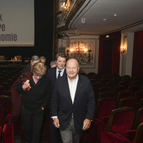 Exclusif - François Baroin, Marc Ladreit de Lacharrière - 25 ans du Prix du Livre d'Economie au théatre Marigny à Paris le 27 novembre 2023. Lundi 27 novembre, la scène du Théâtre Marigny accueillait les 25 ans du Prix du Livre d'Economie, l'occasion d'une soirée exceptionnelle pour réunir tous ses acteurs depuis son origine et dévoiler en avant-première le n° spécial que la Revue des Deux Mondes lui a consacré. Pour célébrer cet anniversaire, de nombreuses personnalités politiques étaient au rendez-vous et notamment les principaux ministres ayant remis le Prix. Journalistes et personnalités littéraires étaient aussi présents pour rendre hommage à ces 25 dernières années. Créé en 1999 à l'initiative d'Erik Izraelewicz, de Luce Perrot et de Marc Ladreit de Lacharrière, président de Fimalac et membre de l'Institut, le Prix du Livre d'Économie est remis chaque année à l'occasion d'une journée spéciale, organisée au ministère de l'Économie et des Finances. Plus de six cents étudiants et lycéens y sont conviés et ont l'opportunité d'assister à des échanges de qualité avec des journalistes économiques, des parlementaires, des chefs d'entreprise ou encore des philosophes. Cette année, la 25e journée du Prix du Livre d'Économie aura lieu le mercredi 13 décembre 2023. Présidé par Marc Ladreit de Lacharrière, le jury du Livre d'Économie est composé de journalistes économiques des grands titres de la presse nationale. © Jack Tribeca / Bestimage 