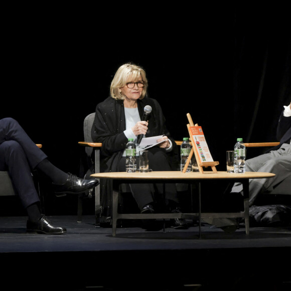 Et en présence de Luce Perrot et Marc Ladreit de Lacharrière, co-créateurs (avec Erik Izraelewicz) de ce Prix
Exclusif - François Baroin, Luce Perrot, Marc Ladreit de Lacharrière - 25 ans du Prix du Livre d'Economie au théatre Marigny à Paris le 27 novembre 2023. Lundi 27 novembre, la scène du Théâtre Marigny accueillait les 25 ans du Prix du Livre d'Economie, l'occasion d'une soirée exceptionnelle pour réunir tous ses acteurs depuis son origine et dévoiler en avant-première le n° spécial que la Revue des Deux Mondes lui a consacré. Pour célébrer cet anniversaire, de nombreuses personnalités politiques étaient au rendez-vous et notamment les principaux ministres ayant remis le Prix. Journalistes et personnalités littéraires étaient aussi présents pour rendre hommage à ces 25 dernières années. Créé en 1999 à l'initiative d'Erik Izraelewicz, de Luce Perrot et de Marc Ladreit de Lacharrière, président de Fimalac et membre de l'Institut, le Prix du Livre d'Économie est remis chaque année à l'occasion d'une journée spéciale, organisée au ministère de l'Économie et des Finances. Plus de six cents étudiants et lycéens y sont conviés et ont l'opportunité d'assister à des échanges de qualité avec des journalistes économiques, des parlementaires, des chefs d'entreprise ou encore des philosophes. Cette année, la 25e journée du Prix du Livre d'Économie aura lieu le mercredi 13 décembre 2023. Présidé par Marc Ladreit de Lacharrière, le jury du Livre d'Économie est composé de journalistes économiques des grands titres de la presse nationale. © Jack Tribeca / Bestimage 