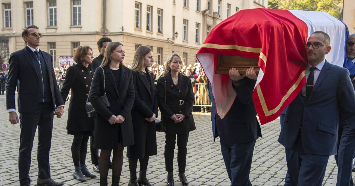 Obsèques De Gérard Collomb à Lyon Lémotion De Ses Cinq Enfants Face Au Cercueil Tricolore 