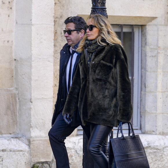 Laurent Gerra et sa femme Christelle Bardet - Obsèques de Gérard Collomb en la cathédrale Saint-Jean à Lyon. Le 29 novembre 2023 © Sandrine Thesillat / Panoramic / Bestimage  Funerals of Gérard Collomb in Saint-Jean cathedral in Lyon. On November 29, 2023. 