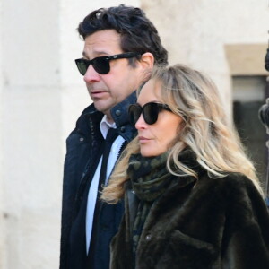 Laurent Gerra était très attristé ce mercredi, à l'occasion des obsèques de Gérard Collomb.
Laurent Gerra et sa femme Christelle Bardet - Arrivées aux obsèques de Gérard Collomb en la cathédrale Saint-Jean à Lyon. © Romain Doucelin/Bestimage 