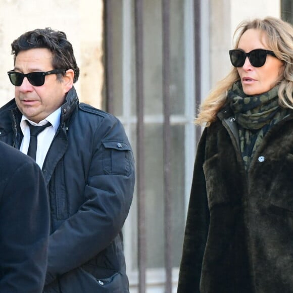 Laurent Gerra et sa femme Christelle Bardet - Arrivées aux obsèques de Gérard Collomb en la cathédrale Saint-Jean à Lyon le 29 novembre 2023. © Romain Doucelin/Bestimage 