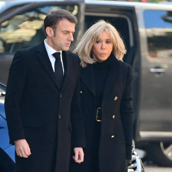 Le président de la République française Emmanuel Macron et la première Dame française Brigitte Macron - Arrivées aux obsèques de Gérard Collomb en la cathédrale Saint-Jean à Lyon le 29 novembre 2023. © Romain Doucelin/Bestimage 