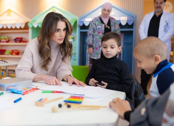 La reine Rania de Jordanie a rendu visite à des patients pédiatriques au centre hospitalier "King Hussein Cancer Center" à Amman. Le 29 novembre 2023 