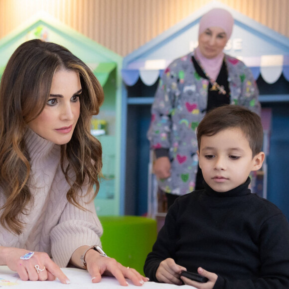 La reine Rania de Jordanie a rendu visite à des patients pédiatriques au centre hospitalier "King Hussein Cancer Center" à Amman. Le 29 novembre 2023 
