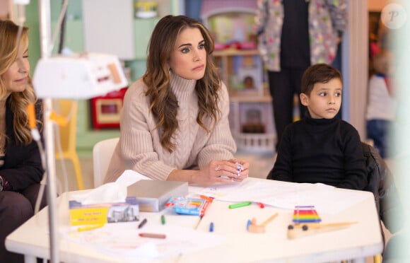 Rania de Jordanie a rendu une visite un peu particulière 
La reine Rania de Jordanie a rendu visite à des patients pédiatriques au centre hospitalier "King Hussein Cancer Center" à Amman.