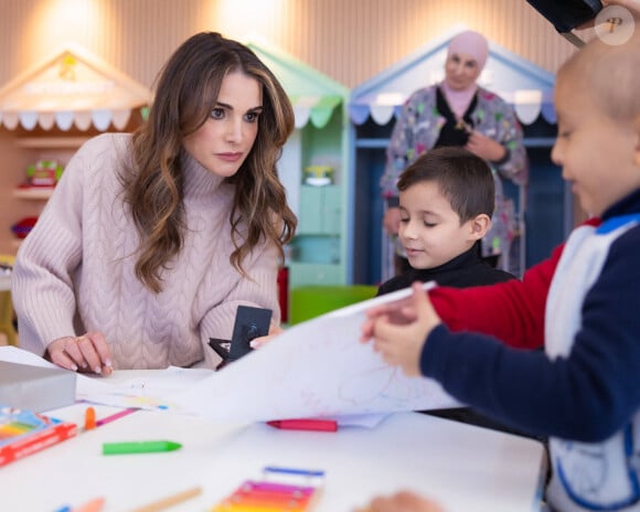 Où elle a fait connaissance et joué avec un petit garçon malade originaire de Gaza
La reine Rania de Jordanie a rendu visite à des patients pédiatriques au centre hospitalier "King Hussein Cancer Center" à Amman. Le 29 novembre 2023 
