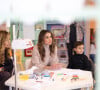 La reine Rania ne lui en a pas tenu rigueur, touchée de voir ce petit bonhomme plein de joie de vivre malgré les circonstances
La reine Rania de Jordanie a rendu visite à des patients pédiatriques au centre hospitalier "King Hussein Cancer Center" à Amman. Le 29 novembre 2023 