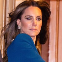 PHOTOS Kate Middleton impériale en bleu roi, elle provoque Meghan Markle en plein scandale !