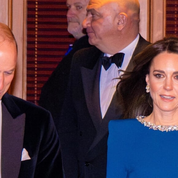 Et pour cause, la version néerlandaie du livre révèle les noms des deux membres de la famille royale qui auraient été racistes envers Meghan Markle : Kate et Charles.
Le prince William et Kate Middleton - Soirée Royal Variety Performance au Royal Albert Hall à Londres, le 30 novembre 2023.