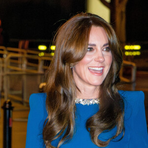 Un choix curieux... mais pas forcément innocent. Il s'agit, à vrai dire, d'une des marques fétiches de sa belle-soeur ennemie Meghan Markle.
Kate Middleton - Soirée Royal Variety Performance au Royal Albert Hall à Londres, le 30 novembre 2023.