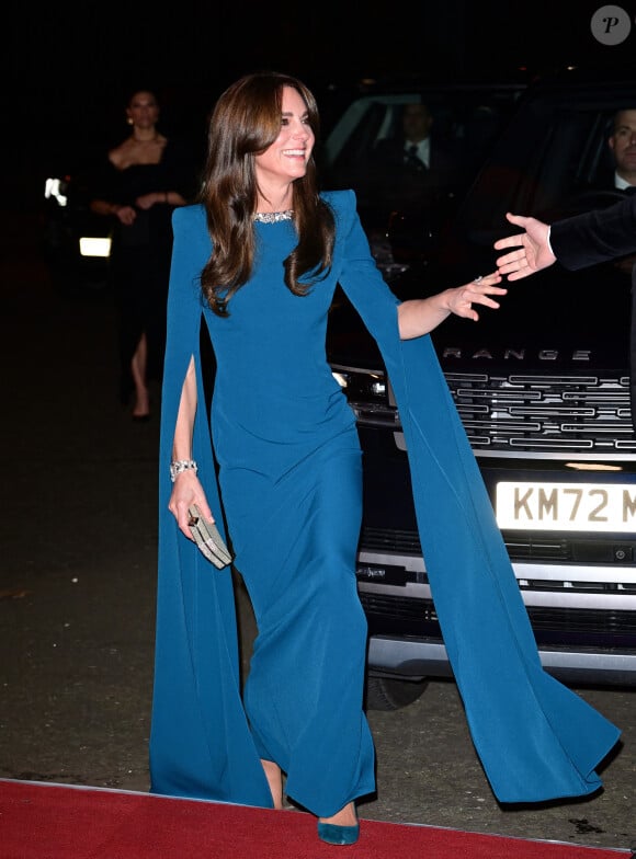 Mais qu'importe. Le jeudi 30 novembre 2023, la princesse de Galles a fait fi des bruits de couloirs et s'est mise sur son trente-et-un pour participer à la Royal Variety Performance.
Kate Middleton - Soirée Royal Variety Performance au Royal Albert Hall à Londres, le 30 novembre 2023.