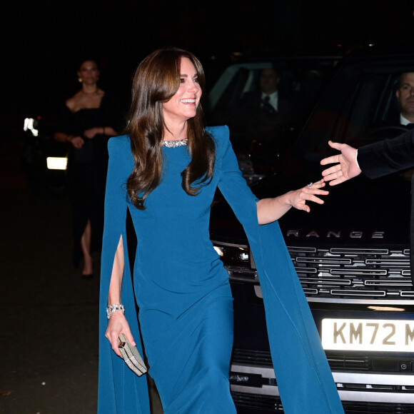 Mais qu'importe. Le jeudi 30 novembre 2023, la princesse de Galles a fait fi des bruits de couloirs et s'est mise sur son trente-et-un pour participer à la Royal Variety Performance.
Kate Middleton - Soirée Royal Variety Performance au Royal Albert Hall à Londres, le 30 novembre 2023.