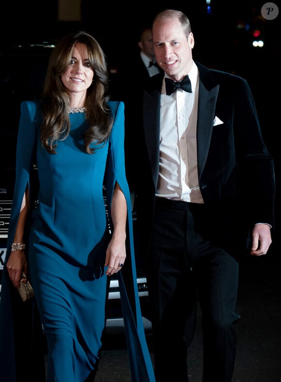 Elle a fait sensation en arrivant au Royal Albert Hall de Londres dans une longue robe bleue, sublime, signée Safiyaa.
Le prince William et Kate Middleton - Soirée Royal Variety Performance au Royal Albert Hall à Londres, le 30 novembre 2023.