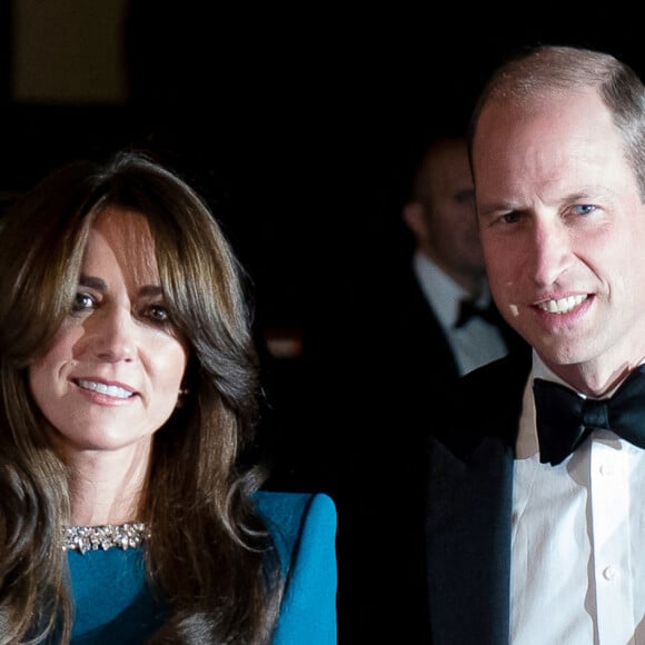 Elle a fait sensation en arrivant au Royal Albert Hall de Londres dans une longue robe bleue, sublime, signée Safiyaa.
Le prince William et Kate Middleton - Soirée Royal Variety Performance au Royal Albert Hall à Londres, le 30 novembre 2023.