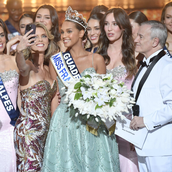 Mais qui va recevoir sa couronne des mains d'Indira Ampiot ?
La gagnante de Miss France est Indira Ampiot (Miss Guadeloupe).
