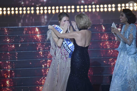 Pour prendre cette décision épineuse, Sylvie Tellier signe son grand retour au sein du concours de beauté.
Miss Normandie : Amandine Petit gagnante de Miss France 2021 le 19 décembre en direct sur TF1