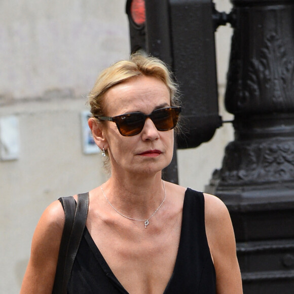 Sandrine Bonnaire - Mariage de Claude Lelouch à la mairie du 18ème à Paris. Le 17 juin 2023