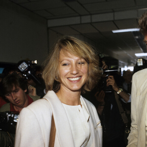 Leurs vacances en famille, ils les passaient loin de l'agitation de Cannes et de son festival
En France, à Cannes, Nathalie Baye et son compagnon Johnny Hallyday lors du Festival de Cannes en 1984