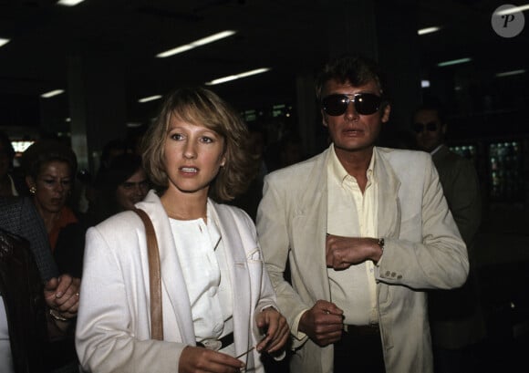 En France, à Cannes, Nathalie Baye et son compagnon Johnny Hallyday lors du Festival de Cannes en 1984