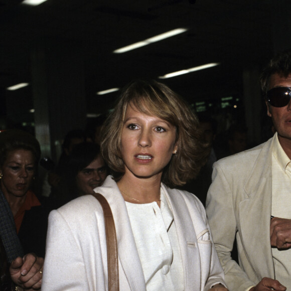 En France, à Cannes, Nathalie Baye et son compagnon Johnny Hallyday lors du Festival de Cannes en 1984