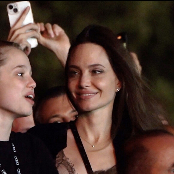 Si elle apparaît rayonnante, elle cache des blessures profondes
Angelina Jolie et sa fille Shiloh Jolie-Pitt assistent au concert Maneskin pour la première mondiale du "Loud Kids Tour" au "Circo Massimo" à Rome, Italie, le 9 juillet 2022.