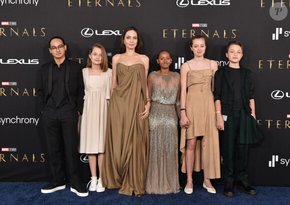 Maddox Jolie-Pitt, Vivienne Jolie-Pitt, Angelina Jolie, Knox Jolie-Pitt, Shiloh Jolie-Pitt, et Zahara Jolie-Pitt à la première du film "Eternals" au studio Marvel à Los Angeles, le 18 octobre 2021.