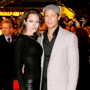Causée par le stress de sa séparation du père de ses six enfants
Brad Pitt et Angelina Jolie à Londres (archive)