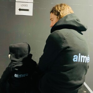 Julien Doré est un père aimant.
Julien Doré avec son fils dans les coulisses d'un concert. Photo publiée sur Instagram.