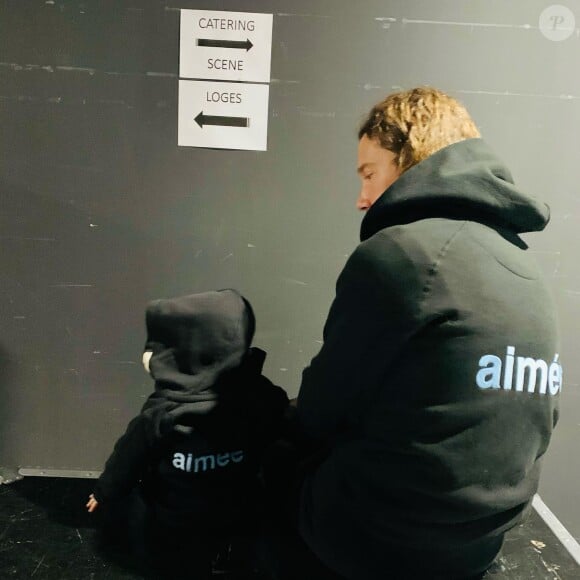 Julien Doré est un père aimant.
Julien Doré avec son fils dans les coulisses d'un concert. Photo publiée sur Instagram.
