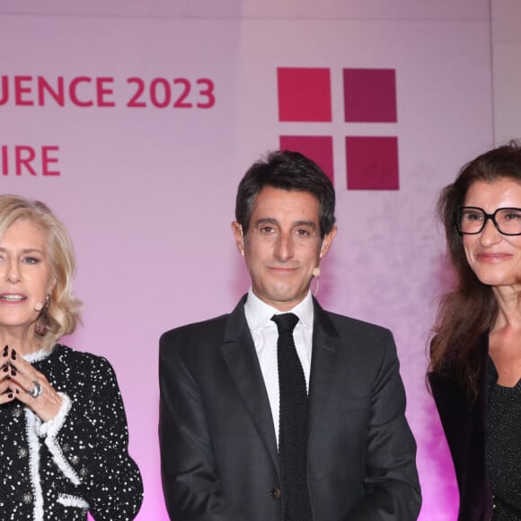 Patricia Chapelotte (Présidente du Prix), Thomas Misrachi (Animateur de la soirée) et Delphine Viguier-Hovasse, Prix de la Femme d'Influence " Stand Up " - 10ème édition du Prix de la Femme d'Influence au musée de l'homme à Paris le 5 décembre 2023. © Bertrand Rindoff / Bestimage