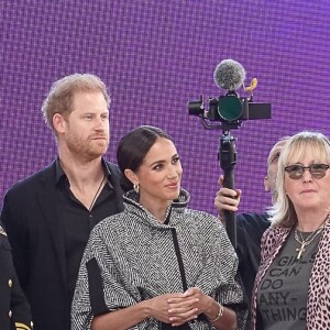 "Malgré la popularité durable de Diana, Harry ne semble pas avoir hérité de cette influence. Les gros titres sont là, mais il n'y a pas d'intérêt."
Exclusif - Le prince Harry et Meghan Markle remettent un prix honorifique à Kevin Costner lors de son gala de charité One805 Live. Le 22 septembre 2023.