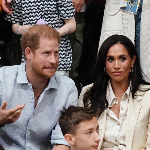 Ils pensaient avoir quitté une terre remplie de haine et de soucis en fuyant le Royaume-Uni.
Le prince Harry, duc de Sussex et Meghan Markle, duchesse de Sussex, assistent à un match de volleyball à la Merkur Spiel-Arena lors des Invictus Games à Dusseldorf.