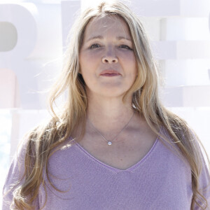La jolie brune aux yeux bleus aurait été fortement privilégiée en raison de son chéri et mari qui n'est autre que le producteur Jean-Luc Azoulay.
Helene Rolles (Les mystères de l'Amour) lors du photocall de 'CanneSeries ' Saison 6 au Palais des Festivals de Cannes le 15 Avril 2023. © Denis Guignebourg/Bestimage 