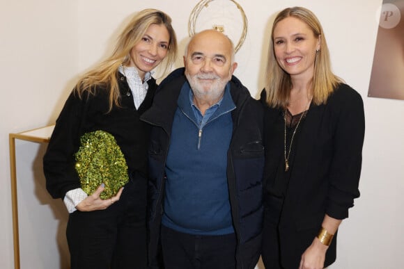 La femme de Clovis Cornillac a ainsi pu compter sur l'acteur Gérard Jugnot venu avec sa femme Patricia Campi
Exclusive - Gerard Jugnot, Patricia Campi et Lilou Fogli lors du lancement du nouveau produit cosmétique de Chateau Berger (co-fondée par Lilou Fogli) à Paris le 6 décembre 2023.