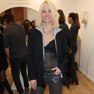  L'occasion de voir que l'actrice a désormais opté pour un blond platine qui met son grain de peau couleur porcelaine en valeur.
Exclusive - Sara Mortensen lors du lancement du nouveau produit cosmétique de Chateau Berger (co-fondée par Lilou Fogli) à Paris le 6 décembre 2023.
