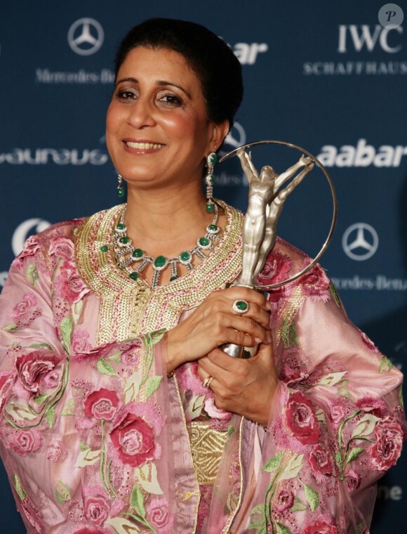 Nawal El Moutawakel récompensée lors de la soirée des Laureus World Action Sportsperson of the Year à Abou Dabi le 10 mars 2010
