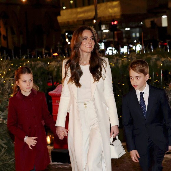 Prise en noir et blanc, cette image regroupe les membres du clan, tous assortis, portant d'élégantes chemises blanches.
Catherine (Kate) Middleton, princesse de Galles, le prince George de Galles et La princesse Charlotte de Galles arrivent au traditionnel concert de Noël "Together At Christmas" à l'abbaye de Westminster à Londres, Royaume Uni, le 8 décembre 2023.